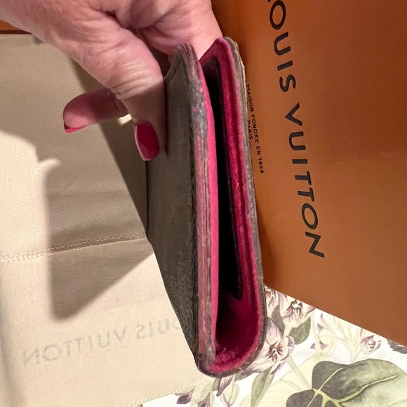 🩷🩷🔥Authentic Louis Vuitton IPhone 7 or 8 plus portfolio - Picture 7 of 12
